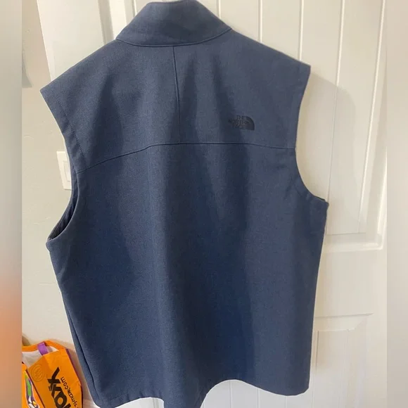 The North Face Men's navy Vest apex